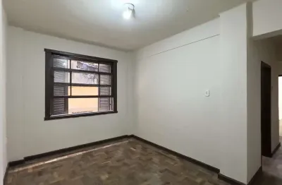 Apartamento de 62m², 2 dormitórios com banheiro auxiliar no centro histórico