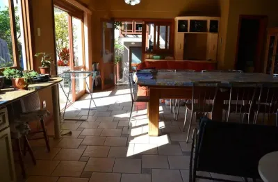 Casa comercial e residencial com 518m² (4 quartos / 5 banheiros / 3 vagas garagem) no bairro partenon localizada à meia quadra da av. bento gonçalves.