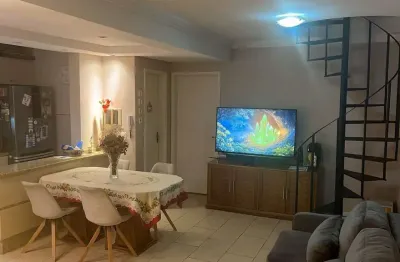 Vende cobertura: piso inferior:  02 dormitórios, 02 banheiros, living 2 ambientes, cozinha americana.