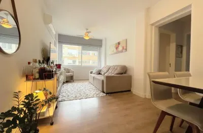 Apartamento com linda vista definida para o rio guaíba ? amplo, arejado e com sol da tarde!