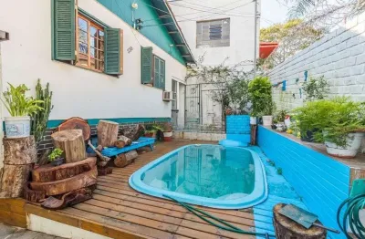 Casa 03 dormitórios, 2 suítes,  216m² privativos  com piscina no bairro medianeira