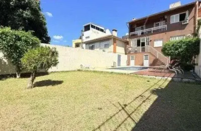 Casa de 4 dormitórios, uma suíte, pátio com piscina nos fundos e espaço para até 3 carros no chácara das pedras