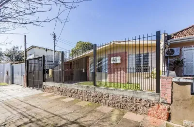 Casa com 3 quartos à venda na Avenida Brino, 409, Santa Maria Goretti, Porto Alegre
