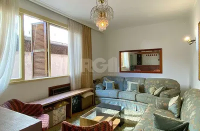 Apartamento 3 dormitórios, sendo 1 suíte, com 2 salas de estar, junto à praça da matriz