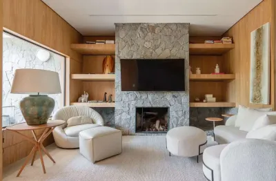 Casa com 3 suítes amplas, além de uma sala generoso com lareira e 2 vagas de garagem.