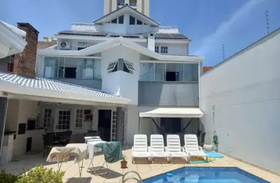 Vende-se sobrado com 5 quartos (3 suítes), 428m² e 3 vagas – alto petrópolis