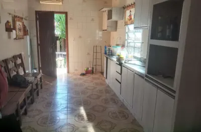 Casa com 3 quartos à venda na Rua Coronel Neves, 375, Medianeira, Porto Alegre