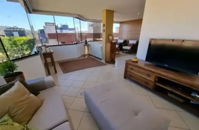 Cobertura com 4 dormitórios, 2 suítes, lavabo e 3 vagas de garagem.