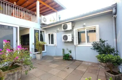 Casa com 4 dormitórios, espaço gourmet e terraço na zona norte de porto alegre