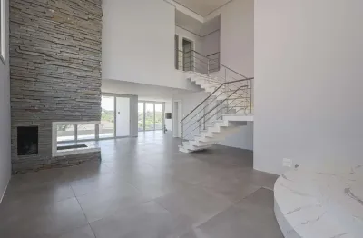 Casa em condomínio com 286 m² de área privativa 4 dormitórios sendo 3 suítes e 3 sacadas e 2 vagas de garagem no condomínio alphaville