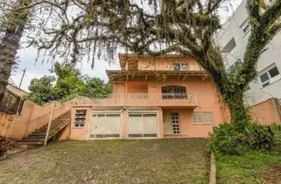 Casa desocupada e semi mobiliada, com suíte master, sacada, vista panorâmica, em amplo terreno no santa tereza