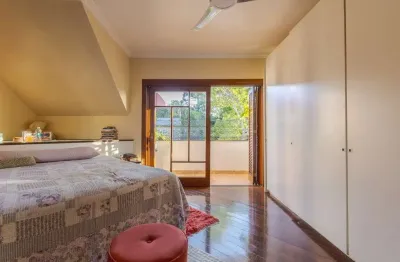 Casa de 297m² no centro de canoas, com 3 quartos, 1 suíte e 3 vagas de garagem.