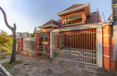 Casa de 297m² no centro de canoas, com 3 quartos, 1 suíte e 3 vagas de garagem.