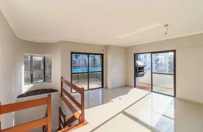 Cobertura de 3 dormitórios com piscina e 2 vagas no Bairro Mont Serrat.