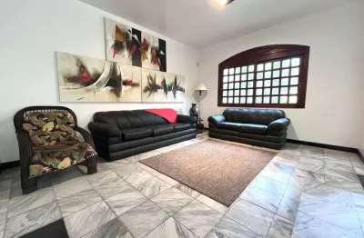 Casa com 04 quartos (01 suíte) 02 vagas no Bairro Jardim Sabará em Porto Alegre