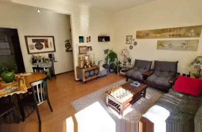 Apartamento no Menino Deus com 2 dormitórios e dependência de empregada com banheiro