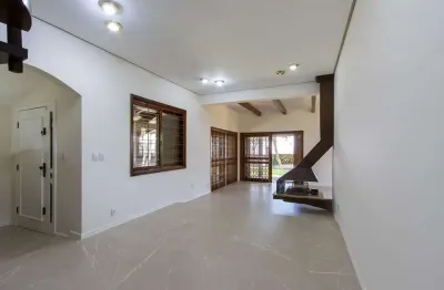 Casa com 2 dormitórios 3 banheiros. lareira e churrasqueira, e com arquitetura moderna.