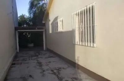 Casa com 03 quartos em terreno de 13:20 x 7501, no bairro Medianeira