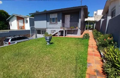 Casa com 03 dormitorios e amplo jardim no bairro Santa Tereza /RS