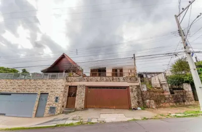 Casa de 3 quartos, churrasqueira, terraço, 2 vagas no bairro Glória.
