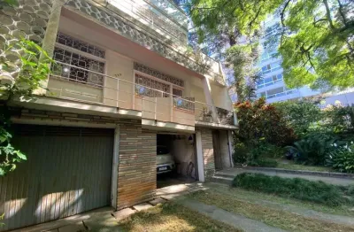 Casa 05 dormitórios, 04 vagas, com 301m² no Bairro Petrópolis Porto Alegre.