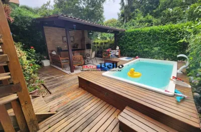 Casa no recreio dos bandeirantes-rj: 3 quartos, 3 suítes, 2 salas, 5 banheiros, 2 vagas de garagem, 240m² de área.