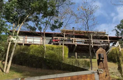 Casa de luxo em condomínio: 3 quartos, 3 suítes, 4 salas, 6 banheiros, 3 vagas de garagem, 400m² em Araras, Petrópolis-RJ!