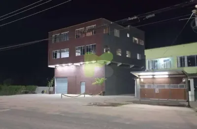Prédio com loja pé direito 6mts e apartamentos, na estrada linha azul.