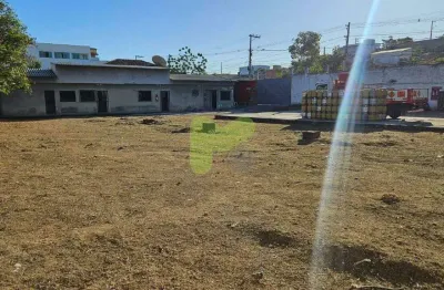Área em imboassica, com edificação e infraestrutura.