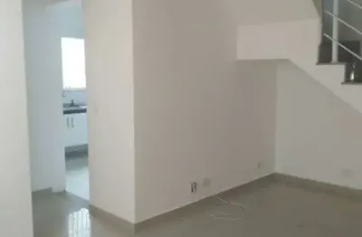 Sobrado em condomínio fechado 3 dormitórios, 1 vaga de garagem livre.