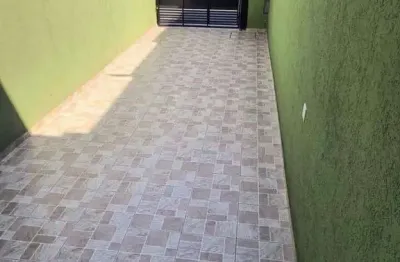 Sobrado na região de itaquera com 2 suítes e quintal