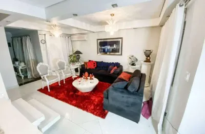 Casa sobrado com 3 quartos sendo uma suíte e com 3 vagas no bairro do gonzaga