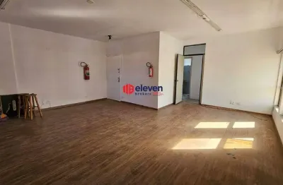 Conjunto comercial, 160m², bem localizado, 1 vaga na garagem.