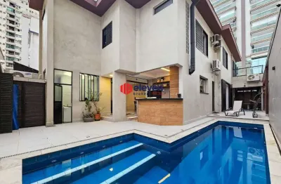 Exclusiva casa de alto padrão na pompéia, a 2 quadras da praia, com piscina e área gourmet – porteira fechada!