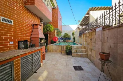 Casa reformada com piscina, 3 suítes e localização privilegiada a 4 quadras da praia!