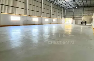 Galpão 600m² para locação em brusque com pé-direito alto e estacionamento