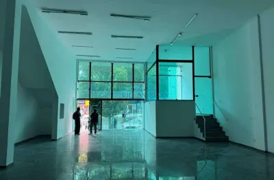 Amplo ponto comercial com um salão e mezanino de 243m² - espaço grande e iluminado.
