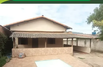 Casa com 03 quartos - piscina, quintal - região central do bairro resplendor