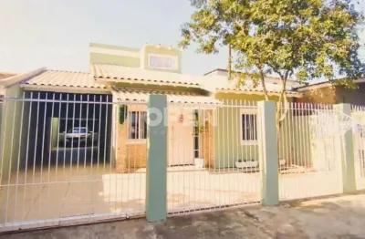 Casa semi mobiliada com 2 dormitórios (1 suíte) e 4 vagas de garagem
