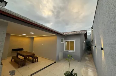 Casa com 3 quartos e espaço gourmet á venda em condomínio no Sim.