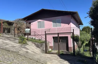 Casa com 3 dormitórios com pátio grande no bairro jardim das hortênsias