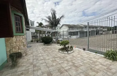 Casa com 2 dormitórios e piscina no bairro santa lúcia