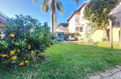 Casa com 03 dormitórios e terreno de 360 m² no bairro santa catarina