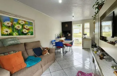 Sobrado de esquina com 03 dormitórios e pátio  no bairro cinquentenário