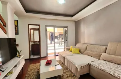 Sobrado triplex com 03 dormitórios no bairro cinquentenário