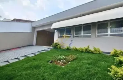 Imóvel residencial com 3 quartos, suíte, salas integradas, edícula e jardim. bairro tranquilo, próximo ao centro de bragança paulista.