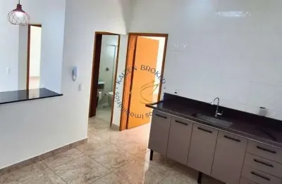 Casa para locação no centro de bragança paulista, com 2 quartos (1 suíte), sala ampla, sacada, 2 vagas e 120m². valor de r$ 3.000/mês com condomínio incluso.