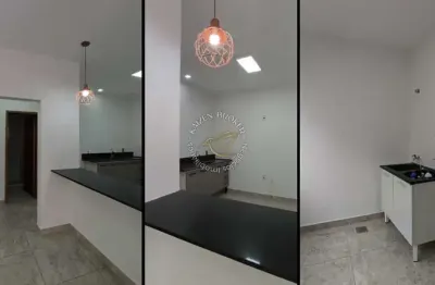Casa para locação no centro de bragança paulista, com 2 quartos (1 suíte), sala ampla, sacada, 2 vagas e 120m². valor de r$ 3.000/mês com condomínio incluso.