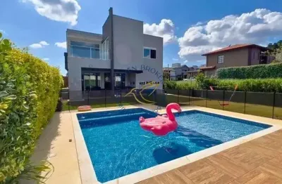 Imóvel de alto padrão em bragança paulista no campos do conde. casa com 3 suítes, móveis planejados, piscina, ar condicionado e segurança 24 horas.