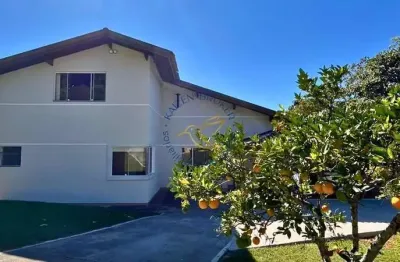 Chácara com 2 quartos, suíte, piscina, espaço gourmet e jardim em bragança paulista sp. terreno amplo, 6 vagas e permuta por imóvel no centro. agende sua visita!